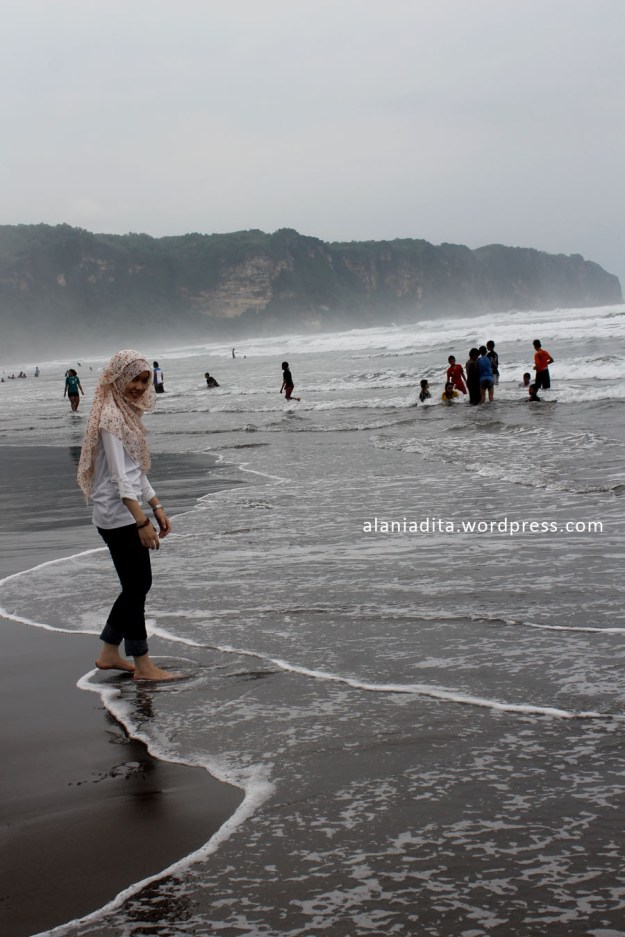 Pantai di Balik Bukit. 