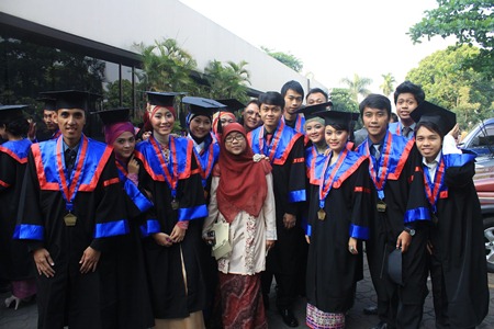 Saya sampai minjem baju toga temen demi bisa foto bareng sama temen temen yang wisuda setahun setelah saya. Tapi dipikir pikir, kenapa takut untuk berbeda? Toh saya sudah wisuda duluan :)