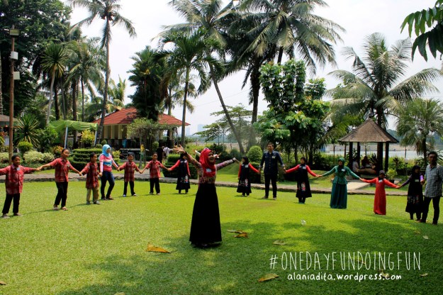 Memulai acara inti dengan bersenang senang. 