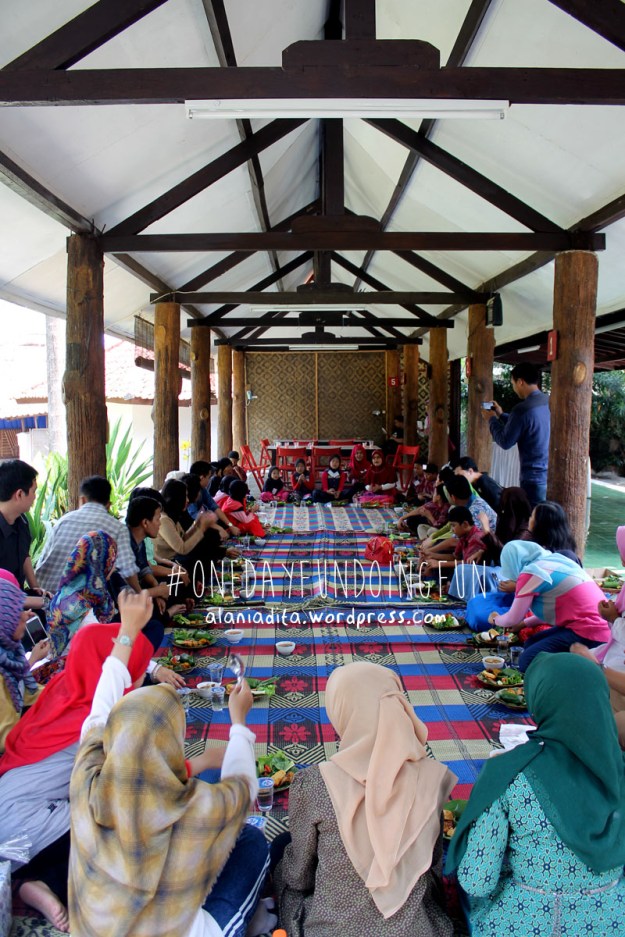 Makan siang bersama. 