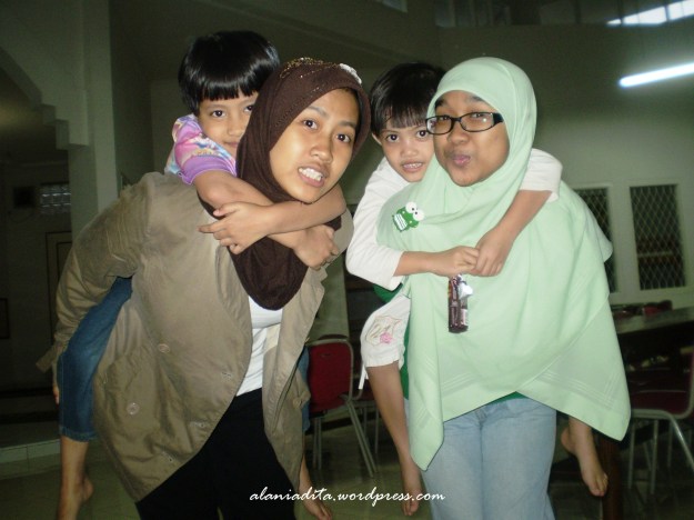 Gendong adek, kak! 