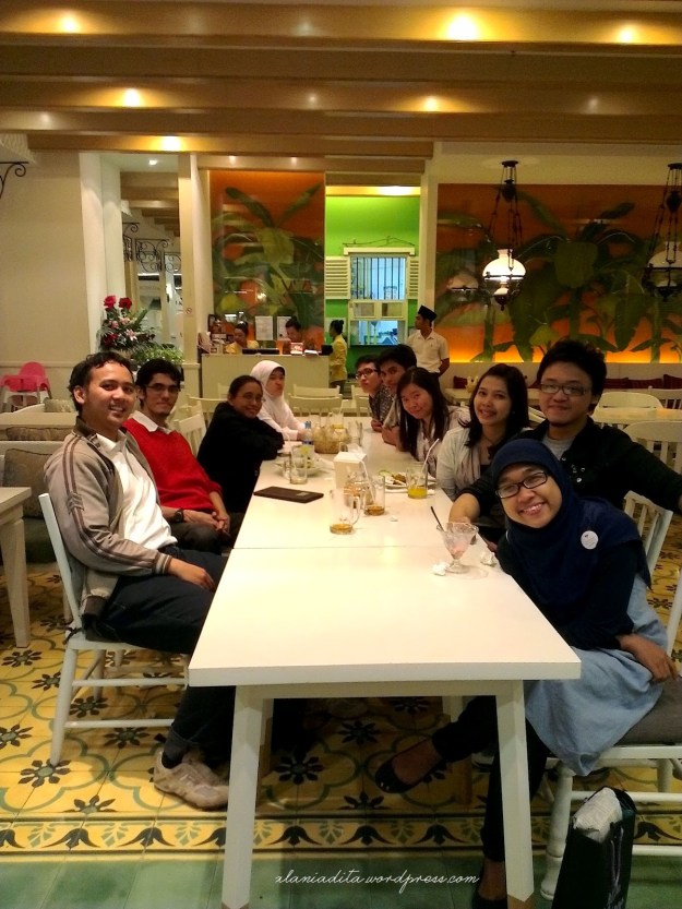 Ga kepikiran ngadain farewell Party, secara aku ga digaji 2 bulan gara gara harus bayar Pinalty. Eh PM maksa, Ia dan atasannya menanggung makan makan dan karaoke-an. Alhamdulillah :)