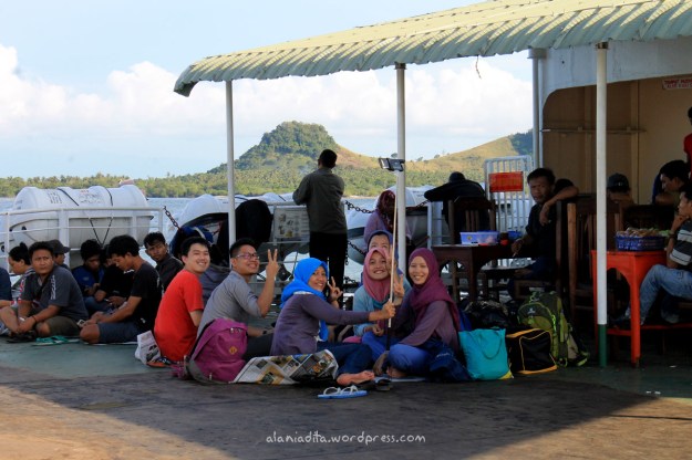 Duduk duduk sore dek paling atas kapal. 