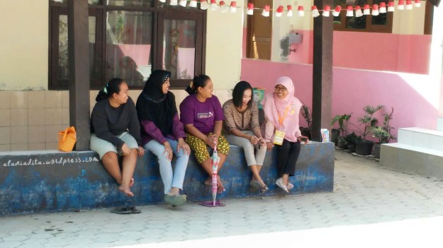 Gosip pagi sama Ibu ibu ngebahas minat anak masa kini. Ceilah..