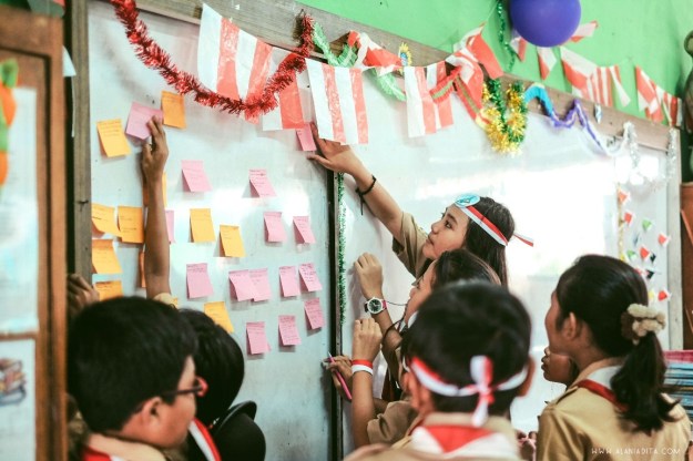 Mengajar di kelas Besar.jpg