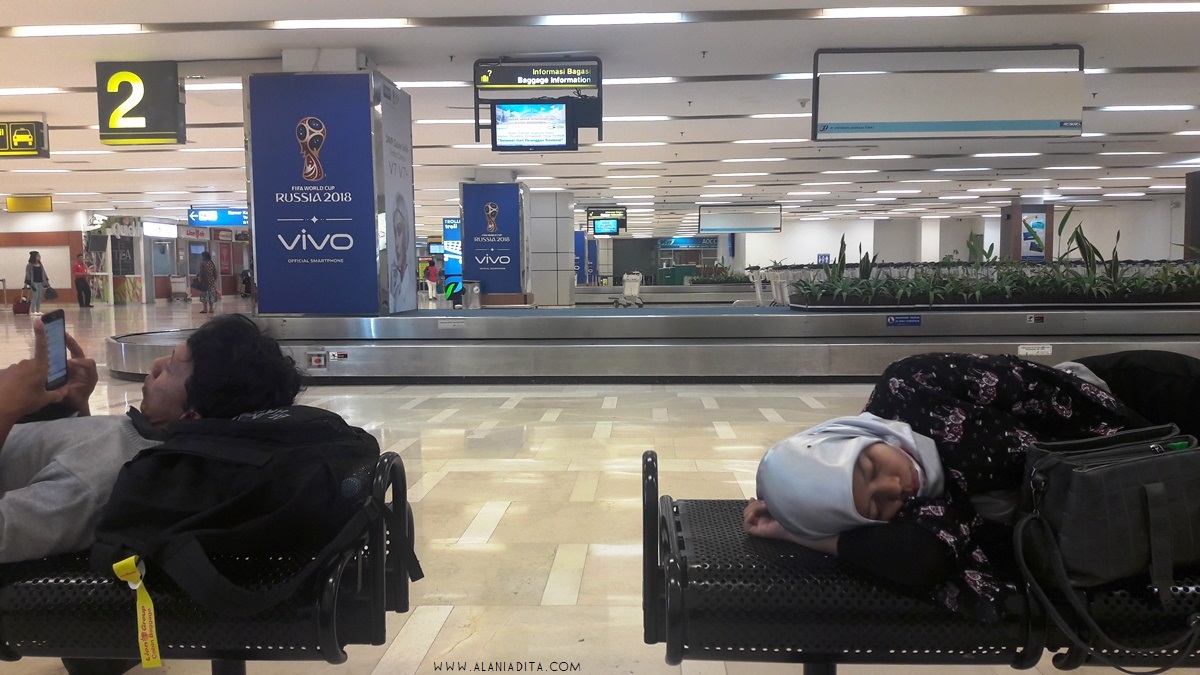 Tidur di Bandara Makassar.jpg