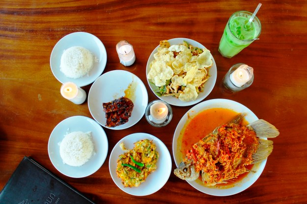 Makan Besar di Bumi Sampireun