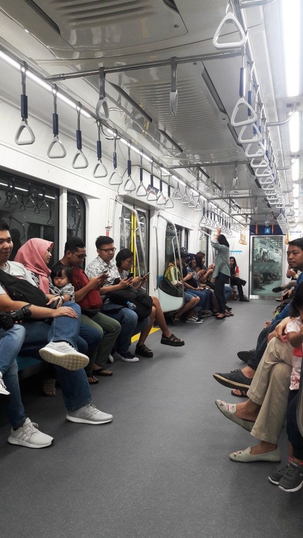 Suasana di dalam MRT